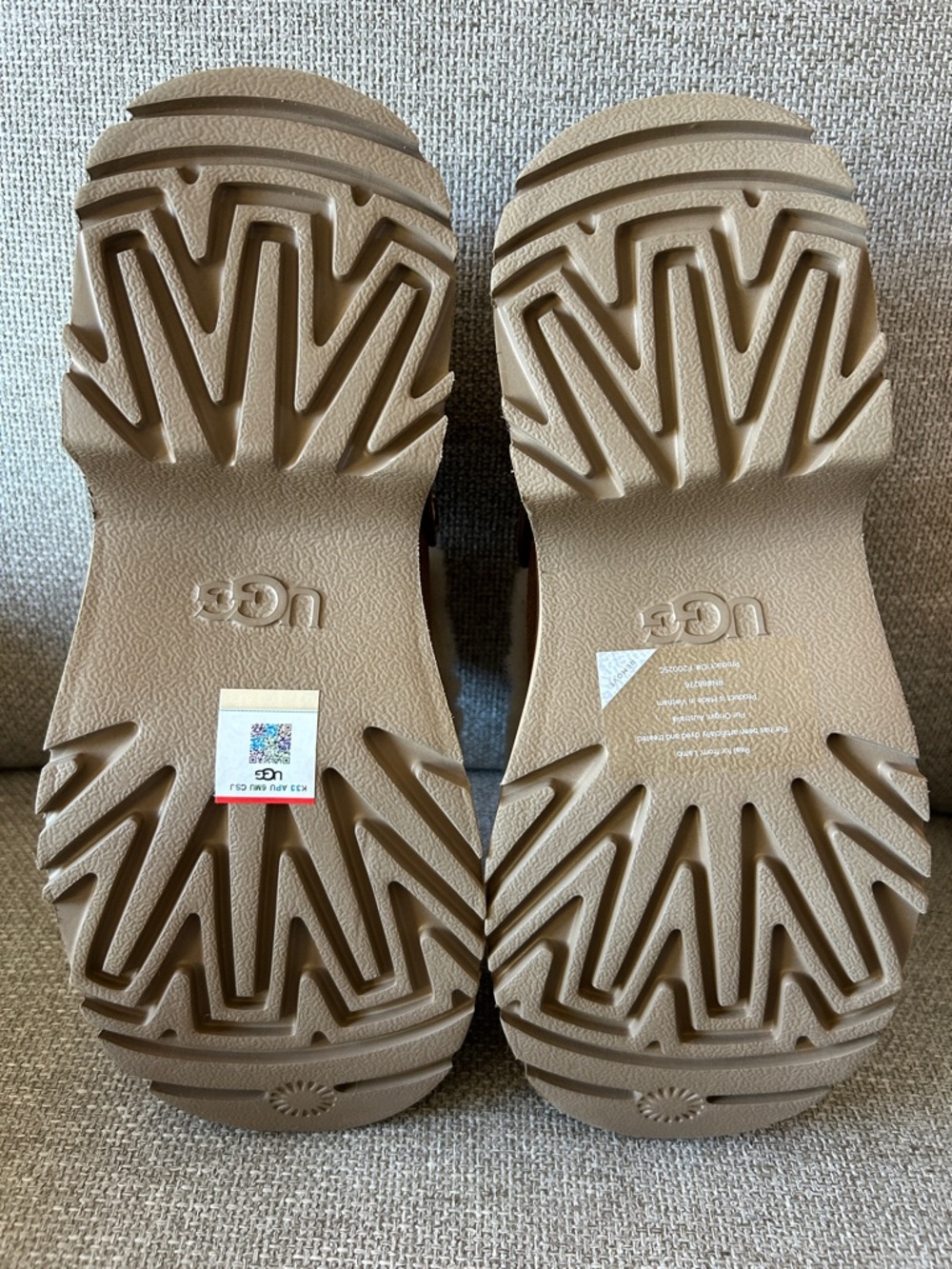 BRAND NEW Ugg Esmee Leather Clog, Shearling Trim, Size 9 - Picture 5 of 9